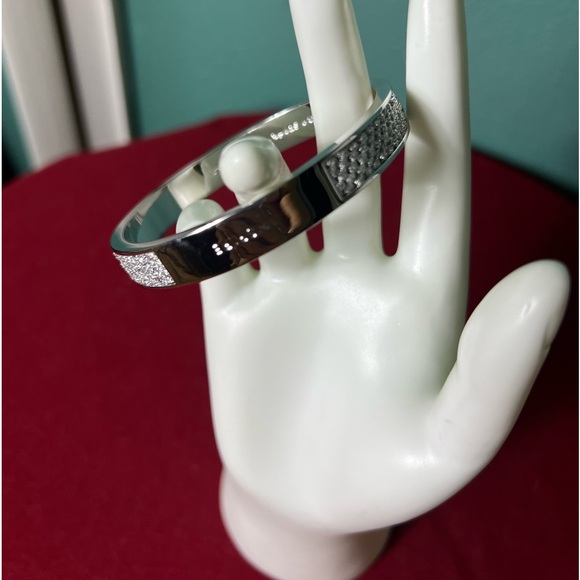 KATE SPADE💥VINAGE💥Inspire Silver Tone Bangle - Picture 4 of 10